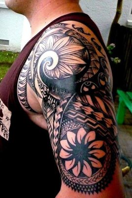  Tatouage maori, polynésien sur le haut du bras d'un homme